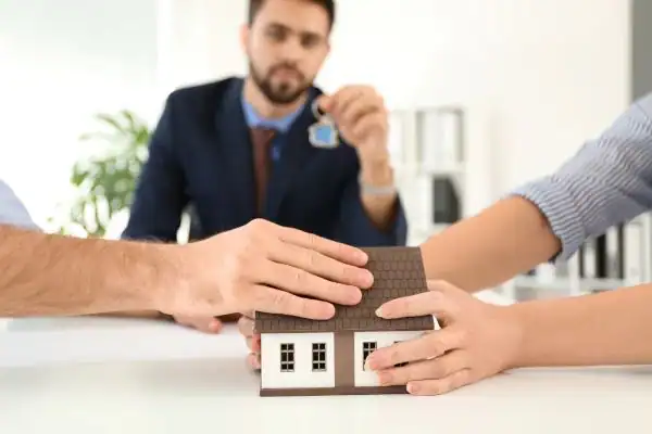 Couple arguing over property in divorce mediation Basildon